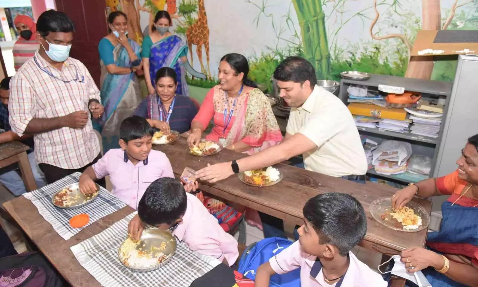 ഉച്ചയൂണ് കലക്ടർക്കൊപ്പം; മുട്ടയും കിഴങ്ങുകറിയും പിന്നെ പയറു തോരനും