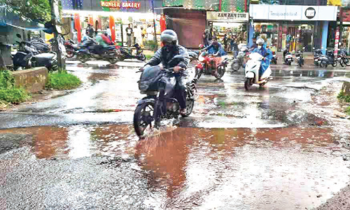 തളി റോഡിൽ യാത്രക്കാരെ കാത്തിരിക്കുന്നത് ചതിക്കുഴി; പരിഹാരം കാണാതെ അധികൃതർ