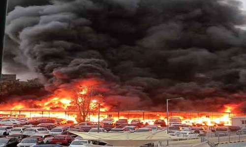 ഡൽഹിയിലെ ഇലക്ട്രിക് മോട്ടോർ പാർക്കിങ്ങിൽ വൻ തീപിടിത്തം; നിരവധി വാഹനങ്ങൾ കത്തിനശിച്ചു