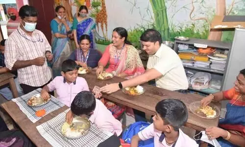 ഉച്ചയൂണ് കലക്ടർക്കൊപ്പം; മുട്ടയും കിഴങ്ങുകറിയും പിന്നെ പയറു തോരനും