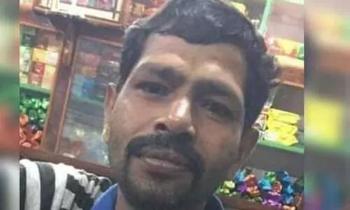 ഹോട്ടൽ ജീവനക്കാരൻ വഴിയരികിൽ മരിച്ച നിലയിൽ