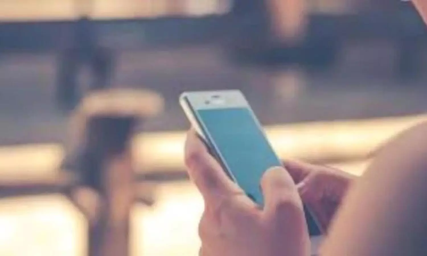 മൊബൈലിൽ ഗെയിം കളിക്കുന്നത് മാതാവ് വിലക്കി; വിദ്യാർഥി ട്രെയിനിനു മുന്നിൽ ചാടി ജീവനൊടുക്കി