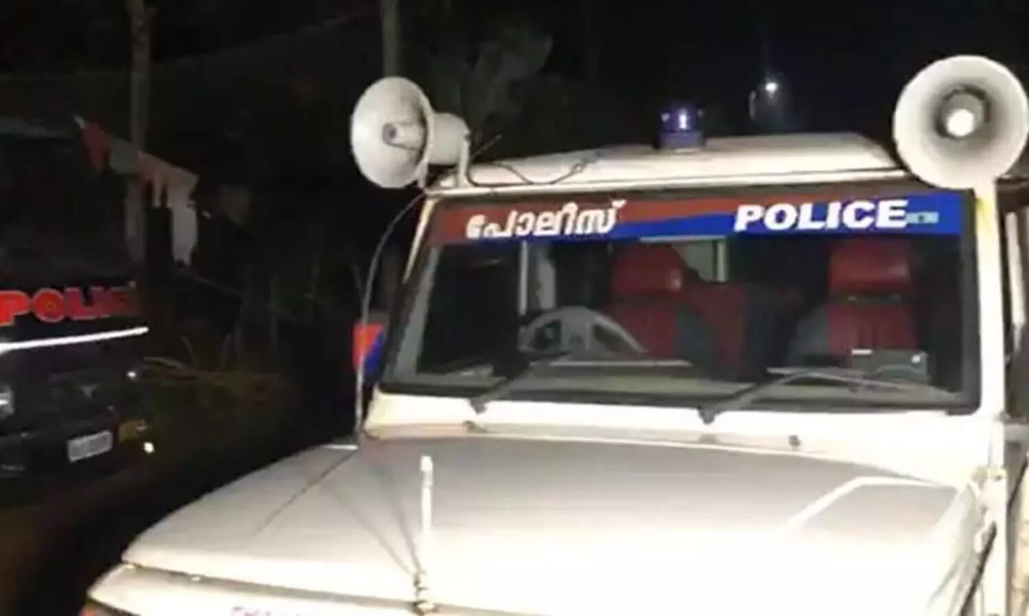 ഹരിദാസ് വധക്കേസ് പ്രതിയെ തേടിയിറങ്ങിയ പൊലീസ് ജീപ്പിന് നേരെ ബോംബേറ്