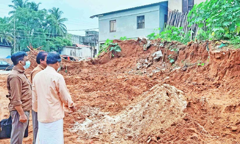 ദേശീയപാത വികസനത്തിന്റെ മറവിൽ മണൽ കടത്ത് വ്യാപകം; നടപടിയെടുത്ത് അധികൃതർ ദേശീയപാത വികസനത്തിന്റെ മറവിൽ മണൽ കടത്ത് വ്യാപകം; നടപടിയെടുത്ത് അധികൃതർ