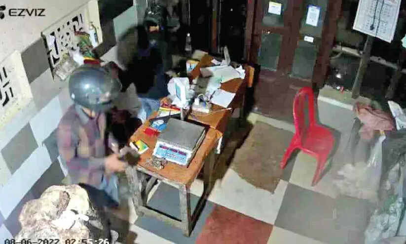 കടകളില്‍ മോഷണം; ദൃശ്യങ്ങൾ സി.സി.ടി.വിയില്‍