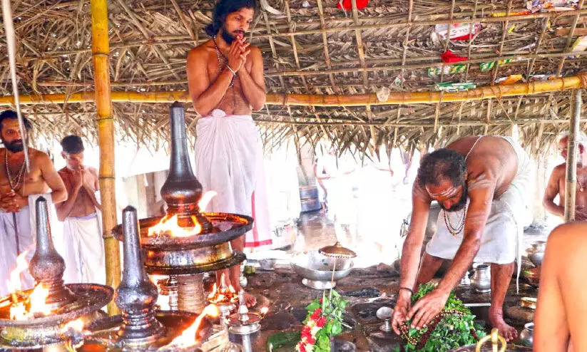 കൊട്ടിയൂർ പെരുമാളിന് രുദ്രാക്ഷമാല സമർപ്പിച്ചു കൊട്ടിയൂർ പെരുമാളിന് രുദ്രാക്ഷമാല സമർപ്പിച്ചു