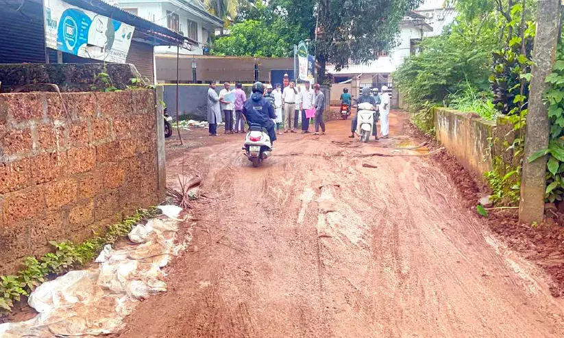 നന്ദി, വീണ്ടും വരരുത്; ചളിക്കുളമായി പടന്നപ്പാലം-പാറക്കണ്ടി സ്കൂൾ റോഡ് നന്ദി, വീണ്ടും വരരുത്; ചളിക്കുളമായി പടന്നപ്പാലം-പാറക്കണ്ടി സ്കൂൾ റോഡ്