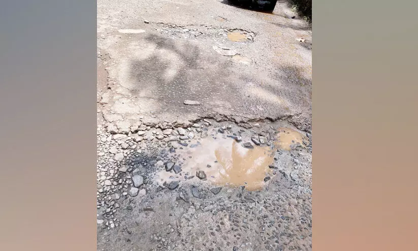 ചുങ്കത്തുനിന്ന് ദേശീയപാതയിലേക്കുള്ള റോഡ് തകർന്നു ചുങ്കത്തുനിന്ന് ദേശീയപാതയിലേക്കുള്ള റോഡ് തകർന്നു