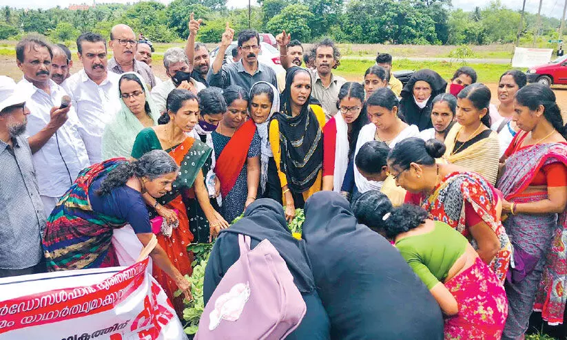 വർഷങ്ങൾ കഴിഞ്ഞിട്ടും പദ്ധതി യാഥാർഥ്യമാക്കിയില്ല; എൻഡോസൾഫാൻ പുനരധിവാസ ഗ്രാമത്തിൽ റീത്തുവെച്ച് പ്രതിഷേധം വർഷങ്ങൾ കഴിഞ്ഞിട്ടും പദ്ധതി യാഥാർഥ്യമാക്കിയില്ല; എൻഡോസൾഫാൻ പുനരധിവാസ ഗ്രാമത്തിൽ റീത്തുവെച്ച് പ്രതിഷേധം