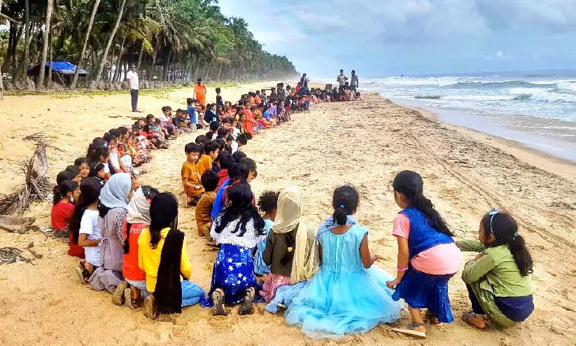 സമുദ്രദിനത്തിൽ പ്രതീകാത്മക കടൽഭിത്തി തീർത്തു സമുദ്രദിനത്തിൽ പ്രതീകാത്മക കടൽഭിത്തി തീർത്തു