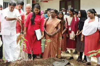 പെരിങ്ങമ്മലയിലെ തേന്മരങ്ങളെക്കുറിച്ച് പഠിക്കാൻ ജൈവവൈവിധ്യ പരിപാലന സമിതി പെരിങ്ങമ്മലയിലെ തേന്മരങ്ങളെക്കുറിച്ച് പഠിക്കാൻ ജൈവവൈവിധ്യ പരിപാലന സമിതി