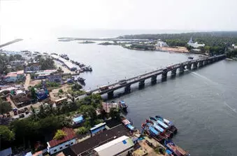 ട്രോളിങ് നിരോധനം; രാ​ത്രി 12 ഓ​ടെ നീ​ണ്ട​ക​ര പാ​ല​ത്തി​ന് സ​മാ​ന്ത​ര​മാ​യി ച​ങ്ങ​ല കെ​ട്ടും