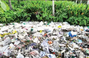 കൊട്ടാരക്കര ബസ് സ്റ്റാൻഡിന് സമീപം പ്ലാസ്റ്റിക് മാലിന്യം തള്ളുന്നു കൊട്ടാരക്കര ബസ് സ്റ്റാൻഡിന് സമീപം പ്ലാസ്റ്റിക് മാലിന്യം തള്ളുന്നു