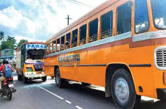 സ്കൂള് ബസിന് പിന്നില് മത്സ്യലോറി ഇടിച്ചു; ആര്ക്കും പരിക്കില്ല സ്കൂള് ബസിന് പിന്നില് മത്സ്യലോറി ഇടിച്ചു; ആര്ക്കും പരിക്കില്ല