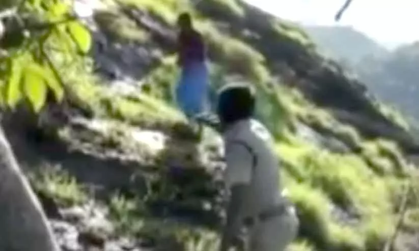 കൊച്ച് ഇങ്ങ് വാ, എന്ത് പ്രശ്നം ആണെങ്കിലും പരിഹരിച്ച് തരാം -ആത്മഹത്യക്ക് ഒരുങ്ങിയ പെൺകുട്ടിയെ രക്ഷിക്കുന്ന അടിമാലി എസ്.ഐയുടെ വിഡിയോ വൈറൽ