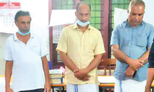 ഖബർസ്ഥാനിലെ ചന്ദനമരങ്ങൾ മുറിച്ചുകടത്തവേ മൂന്നുപേർ പിടിയിൽ