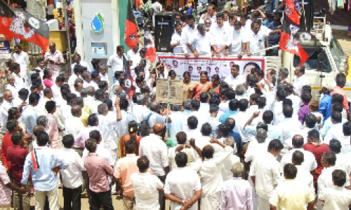 ടാൻ ടീ തോട്ടം തൊഴിലാളികൾ ധർണ നടത്തി