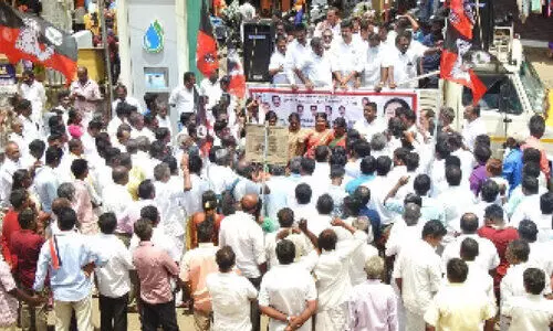 ടാൻ ടീ തോട്ടം തൊഴിലാളികൾ ധർണ നടത്തി