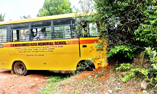 സ്കൂൾബസ് മതിലിലിടിച്ച് വിദ്യാർഥികൾക്ക് പരിക്ക്