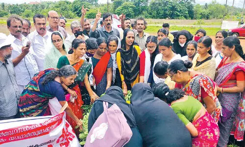 വർഷങ്ങൾ കഴിഞ്ഞിട്ടും പ​ദ്ധ​തി യാ​ഥാ​ർ​ഥ്യ​മാ​ക്കിയില്ല; എൻഡോസൾഫാൻ പുനരധിവാസ ഗ്രാമത്തിൽ റീത്തുവെച്ച് പ്രതിഷേധം