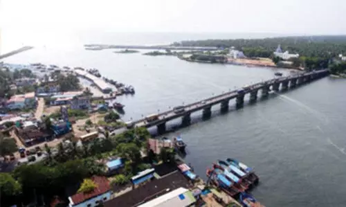 ട്രോളിങ് നിരോധനം; രാ​ത്രി 12 ഓ​ടെ നീ​ണ്ട​ക​ര പാ​ല​ത്തി​ന് സ​മാ​ന്ത​ര​മാ​യി ച​ങ്ങ​ല കെ​ട്ടും