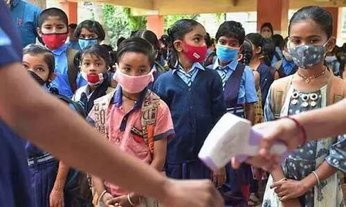 സ്കൂൾ കുട്ടികളിൽ കോവിഡ് ബാധ കൂടുന്നു; ആശങ്കക്ക് വകയില്ലെന്ന് അധികൃതർ