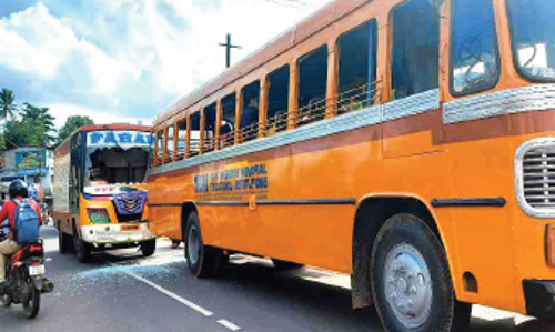 സ്കൂള്‍ ബസിന്​ പിന്നില്‍ മത്സ്യലോറി ഇടിച്ചു; ആര്‍ക്കും പരിക്കില്ല