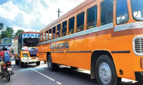 സ്കൂള്‍ ബസിന്​ പിന്നില്‍ മത്സ്യലോറി ഇടിച്ചു; ആര്‍ക്കും പരിക്കില്ല