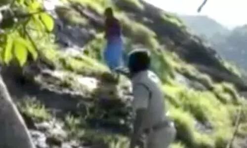 കൊച്ച് ഇങ്ങ് വാ, എന്ത് പ്രശ്നം ആണെങ്കിലും പരിഹരിച്ച് തരാം -ആത്മഹത്യക്ക് ഒരുങ്ങിയ പെൺകുട്ടിയെ രക്ഷിക്കുന്ന അടിമാലി എസ്.ഐയുടെ വിഡിയോ വൈറൽ