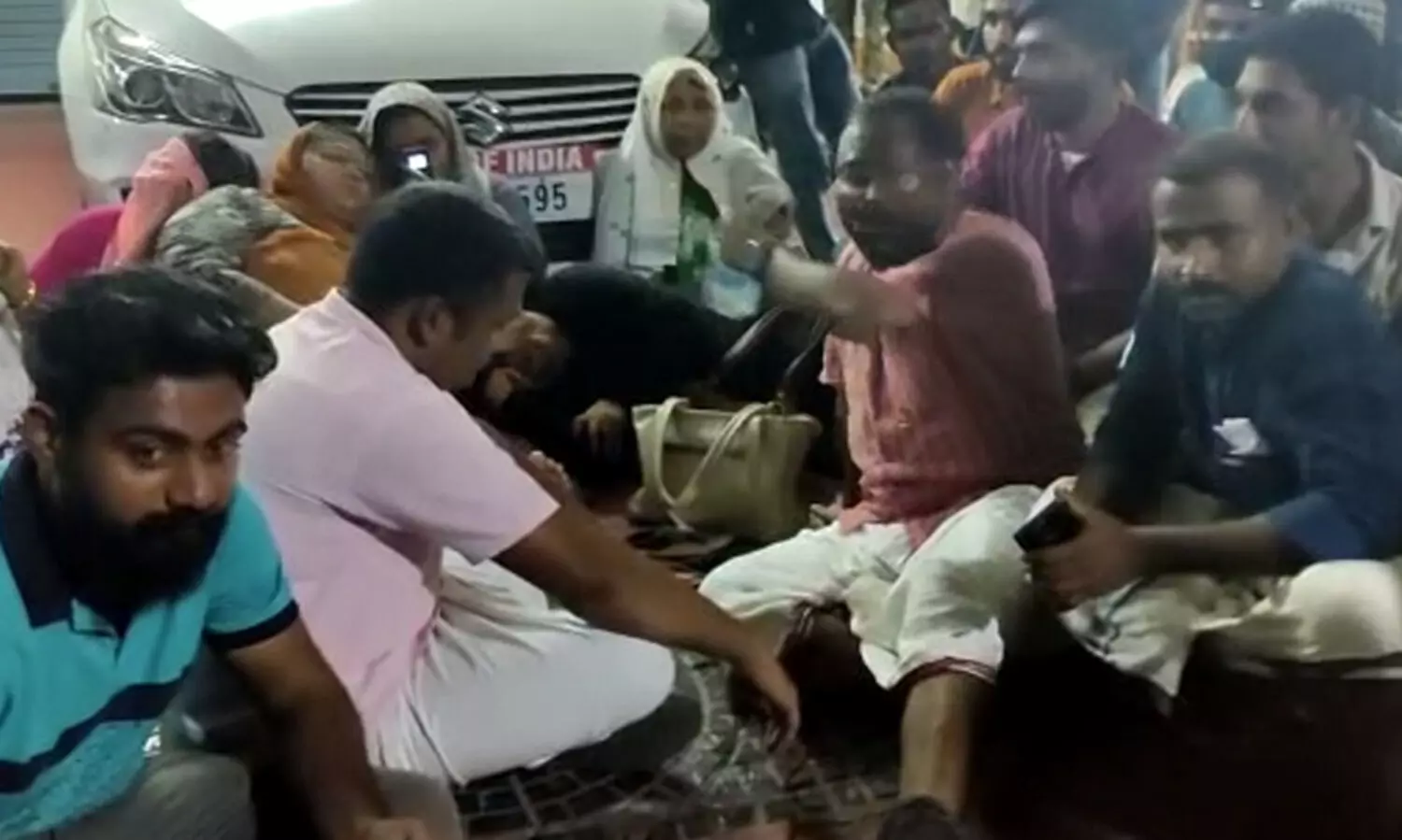 കാതിലയും കഴുത്തിലയും വരെ വിറ്റാണ് ദിവസം തള്ളിനീക്കുന്നത് -കപ്പലില്ലാതെ ​കൊച്ചിയിൽ കുടുങ്ങിയ ലക്ഷദ്വീപുകാർ ഓഫിസർമാരെ ഉപരോധിച്ചു