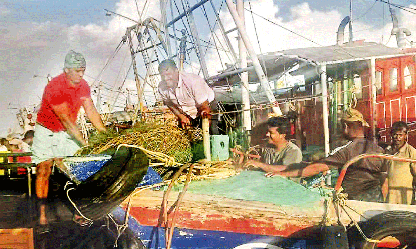 പട്ടിണിത്തീരത്ത് വീണ്ടുമൊരു ട്രോളിങ് നിരോധനം പട്ടിണിത്തീരത്ത് വീണ്ടുമൊരു ട്രോളിങ് നിരോധനം