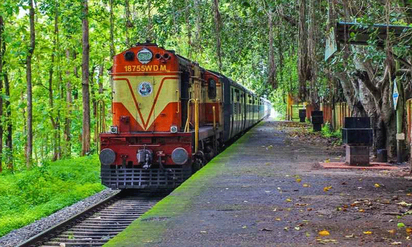 നി​ല​മ്പൂ​ർ-​ഷൊ​ർ​ണൂ​ർ പാ​ത​യി​ൽ ഈ ​മാ​സം ര​ണ്ട് സ​ർ​വി​സ് കൂ​ടി  പു​നഃ​സ്ഥാ​പി​ച്ചേ​ക്കും