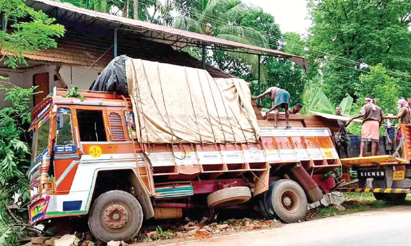 lorry accident Wadakkanchery lorry accident Wadakkanchery