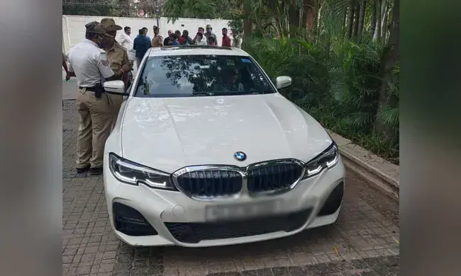 ട്രാഫിക് നിയമം ലംഘിച്ച് ബി.എം.ഡബ്ല്യുവിൽ പാഞ്ഞ് ബി.ജെ.പി എം.എൽ.എയുടെ മകൾ; പൊലീസിന് തെറിവിളിയും ട്രാഫിക് നിയമം ലംഘിച്ച് ബി.എം.ഡബ്ല്യുവിൽ പാഞ്ഞ് ബി.ജെ.പി എം.എൽ.എയുടെ മകൾ; പൊലീസിന് തെറിവിളിയും