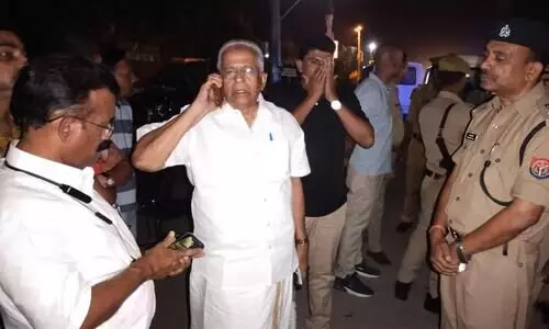 കാൺപൂർ സന്ദർശനം: ഇ.ടി മുഹമ്മദ് ബഷീറിനെ യു.പി പൊലീസ് തടഞ്ഞ് തിരിച്ചയച്ചു; റോഡിൽ കുത്തിയിരുന്ന് പ്രതിഷേധിച്ച് എം.പി