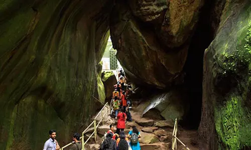 എ​ട​ക്ക​ല്‍ ഗു​ഹയിലെ മാ​ലി​ന്യ​സം​സ്‌​ക​ര​ണ​ത്തി​ന്​ ക​ർ​മ​പ​ദ്ധ​തി ഒ​രു​ങ്ങു​ന്നു