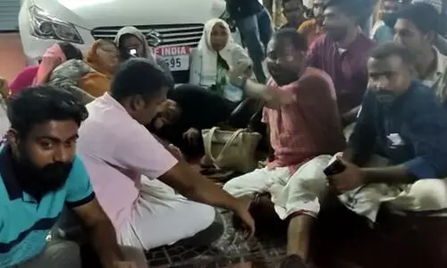 കാതിലയും കഴുത്തിലയും വരെ വിറ്റാണ് ദിവസം തള്ളിനീക്കുന്നത് -കപ്പലില്ലാതെ കൊച്ചിയിൽ കുടുങ്ങിയ ലക്ഷദ്വീപുകാർ ഓഫിസർമാരെ ഉപരോധിച്ചു കാതിലയും കഴുത്തിലയും വരെ വിറ്റാണ് ദിവസം തള്ളിനീക്കുന്നത് -കപ്പലില്ലാതെ കൊച്ചിയിൽ കുടുങ്ങിയ ലക്ഷദ്വീപുകാർ ഓഫിസർമാരെ ഉപരോധിച്ചു