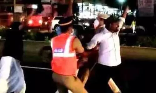 പുതുക്കാട് കോൺഗ്രസ് പ്രവർത്തകർ മുഖ്യമന്ത്രിയെ കരിങ്കൊടി കാട്ടി