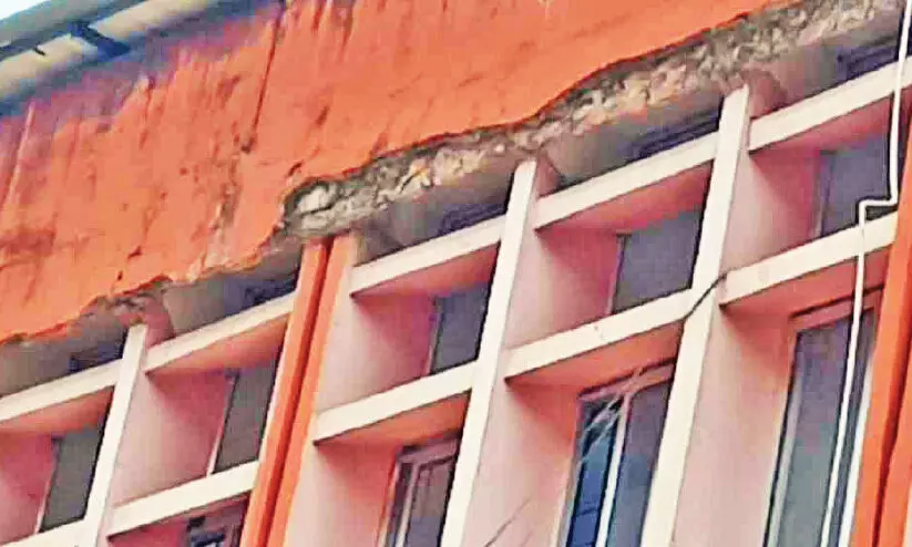 മാനന്തവാടി നഗരസഭ ഓഫിസ് കെട്ടിടം തകർച്ച ഭീഷണിയിൽ
