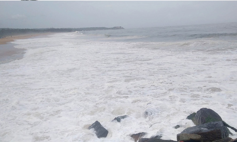 സ്വന്തം കടപ്പുറങ്ങളില്നിന്ന് വള്ളമിറക്കാന് കഴിയാതെ മത്സ്യത്തൊഴിലാളികള് സ്വന്തം കടപ്പുറങ്ങളില്നിന്ന് വള്ളമിറക്കാന് കഴിയാതെ മത്സ്യത്തൊഴിലാളികള്