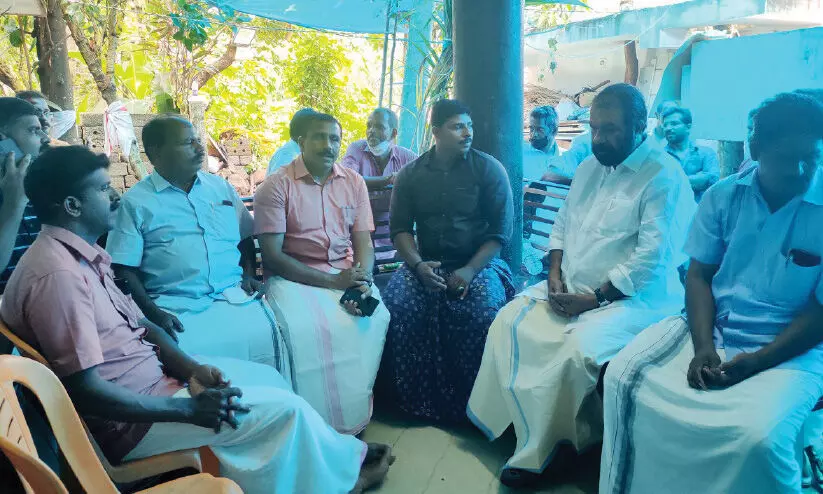 വൈദ്യുതാഘാതമേറ്റ് പിതാവും മകനും മരിച്ച സംഭവം: മന്ത്രി വി. ശിവൻകുട്ടി വീട് സന്ദർശിച്ചു