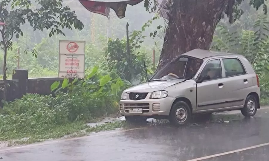 കണ്ണവത്ത് കാർ മരത്തിലിടിച്ച് അപകടം: ഒരാൾ മരിച്ചു
