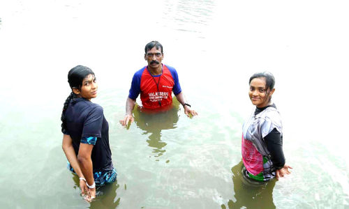 കൈകൾ കെട്ടി പെരിയാർ നീന്തി സൈറയും അനഘയും