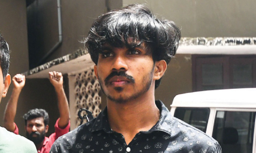 ചുപ് രഹോ; വഴിതെറ്റിക്കാൻ ഹിന്ദി ഡയലോഗ്