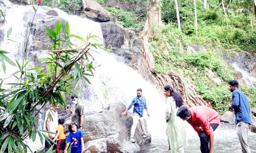 ഭംഗിനിറച്ചൊഴുകുന്നു മണ്ണീറ വെള്ളച്ചാട്ടം