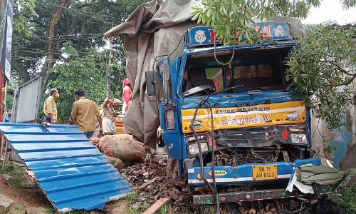 ചരക്കുലോറി കടകൾക്കിടയിലേക്ക് ഇടിച്ചുകയറി