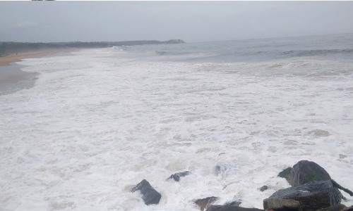 സ്വന്തം കടപ്പുറങ്ങളില്നിന്ന് വള്ളമിറക്കാന് കഴിയാതെ മത്സ്യത്തൊഴിലാളികള് സ്വന്തം കടപ്പുറങ്ങളില്നിന്ന് വള്ളമിറക്കാന് കഴിയാതെ മത്സ്യത്തൊഴിലാളികള്