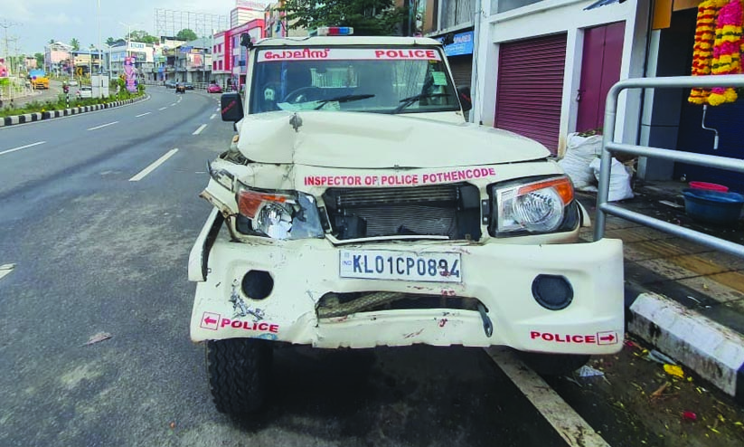 പ്രതിയെ പിടിക്കാന് പോയ പൊലീസ് ജീപ്പില് ലോറിയിടിച്ചു പ്രതിയെ പിടിക്കാന് പോയ പൊലീസ് ജീപ്പില് ലോറിയിടിച്ചു