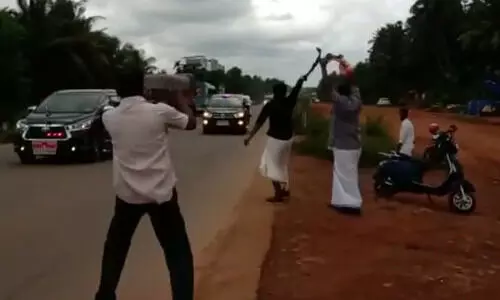 മുഖ്യമന്ത്രിക്കെതിരെ കോഴിക്കോട്ടും കരിങ്കൊടി പ്രതിഷേധം
