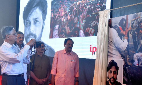 ഉള്ളുലക്കുന്ന ഓർമകളിലേക്കാണ്​ ഈ പിതാവി​ന്‍റെ കാമറക്കണ്ണുകൾ